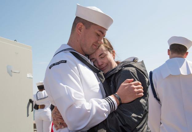 Nathaniel Miller, tripulante del 'USS Bulkeley', se despide de su mujer, ayer en Virginia. :: l. e. s. / reuters
/