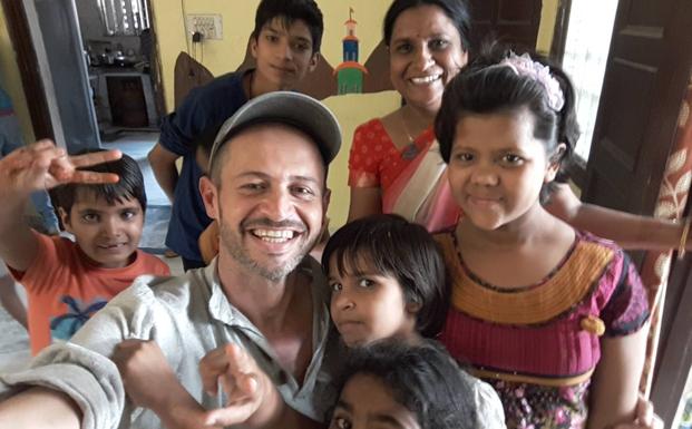 Flores de Haro, con la responsable y niños del orfanato de Jaipur./