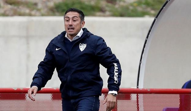 El técnico, en un partido del Málaga femenino. /