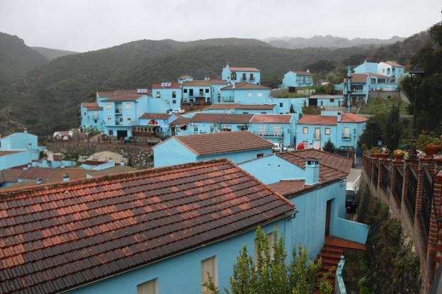Lozano indicó que los alumnos se podrían concentrar en Júzcar al ser el pueblo más céntrico. :: v. melgar /