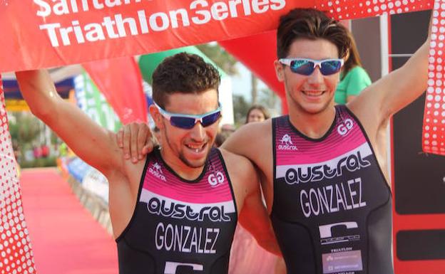 Ignacio y Alberto González cruza la meta en la última edición del Triatlón de Málaga. /SUR