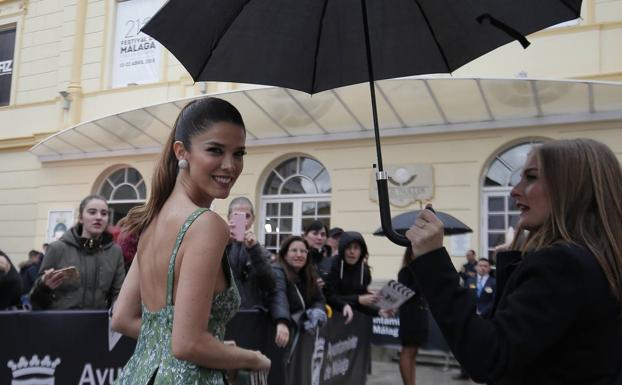 Juana Acosta, una de las actrices de moda del cine en español, acudió fiel a su cita con el Festival, aunque tuvo que entrar con paraguas./Ñito Salas