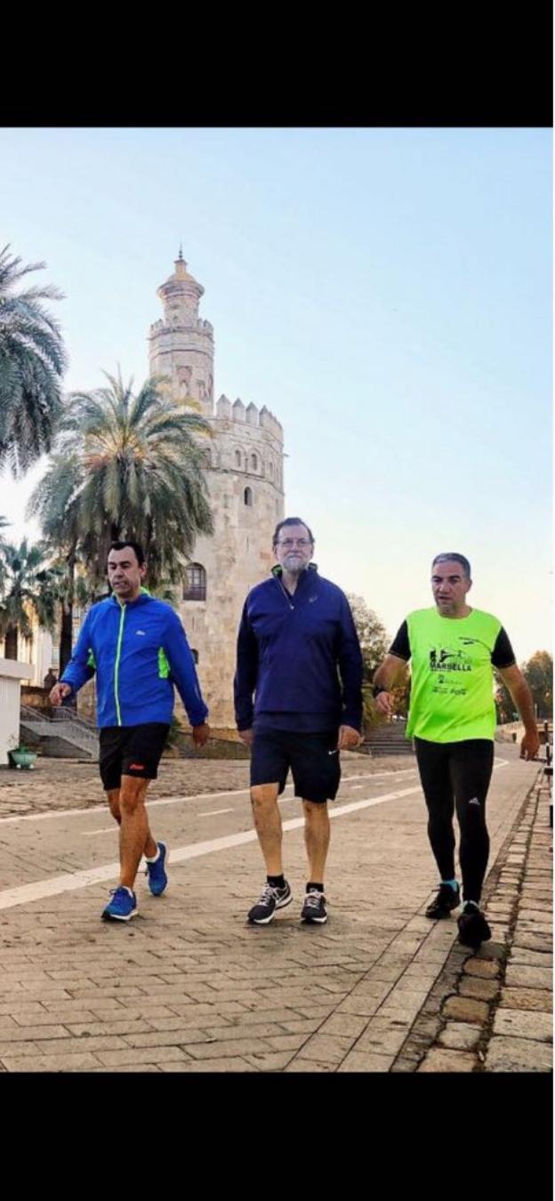 Bendodo y Rajoy haciendo deporte junto a la Torre del Oro. :: sur/