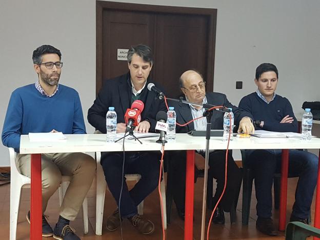 Reunión de los responsables del proyeco con vecinos de la localidad. :: sur/