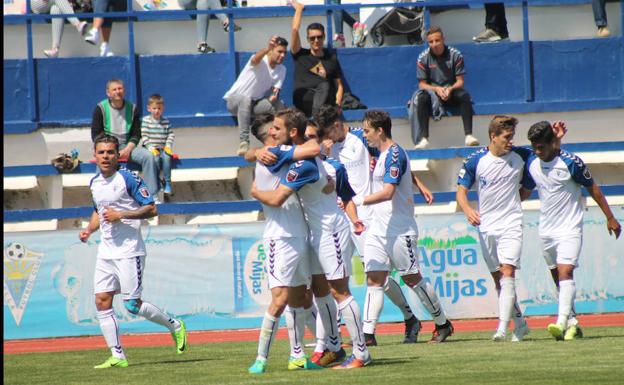 Ferrón celebra su gol abrazado con Javi Moreno./Julio Rodríguez