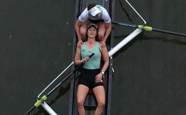 Thea Zabell, exhausta tras su triunfo con Cambridge frente a Oxford en la legendaria regata que enfrenta a las dos prestigiosas universidades./SUR
