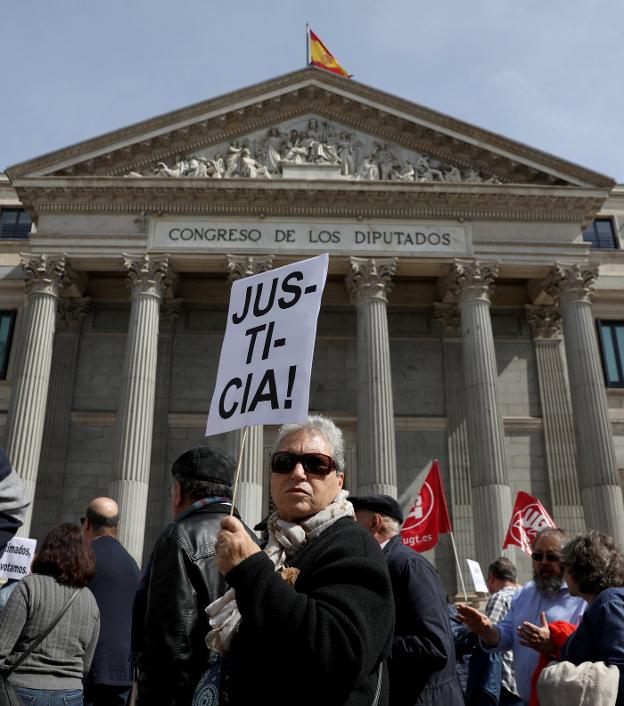 La manifestación de los pensionistas en Madrid, a su paso por el Congreso. :: sergio pérez / Reuters/