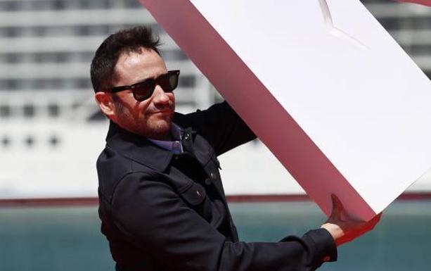 El director de cine, Juan Antonio Bayona, posa en el Puerto de Málaga. /Migue Fernández