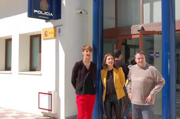 Emma Molina, Beatriz Rubiño y Francisco Horrillo en la entrada de la Comisaría . /Charo Márquez