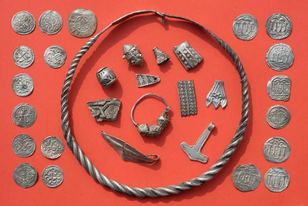 Parte del tesoro hallado por el chico de trece años, aficionado a la arqueología. Abajo, Harald Bluetooth. :: afp/