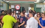 Los progenitores, en la protesta de este miércoles frente al colegio Andalucía de Vélez-Málaga./E. CABEZAS