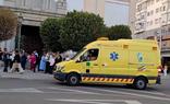Ambulancia a las puertas de la iglesia San Juan Bautista de Badajoz, el pasado sábado por la tarde./JULIÁN GONZÁLEZ RICO