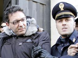 El jefe de la Camorra italiana Edoardo Contini escoltado por la policía tras su arresto en Nápoles./ EFE/