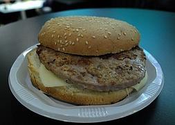 La mayoría de hamburguesas supera con creces el contenido de grasa de una pieza de carne de vacuno. / Archivo/