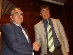 Berdi Pérez, a la derecha, estrecha la mano al presidente del club. / DESIREE NAVARRO/