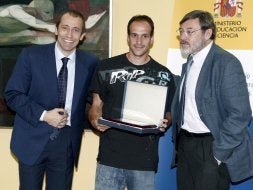 Marco, en el centro, junto al secretario de Estado para el Deporte y el presidente de la ABP. / EFE/