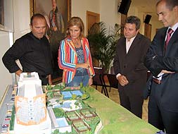 ACTO. Directivos muestran la maqueta a la Esperanza Oña. /F. J./