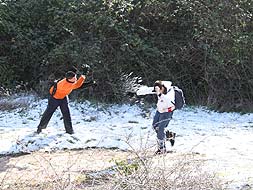 EL TORCAL. Jóvenes, en una guerra de bolas de nieve. / A. FUENTES/