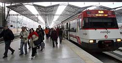 El ferrocarril litoral une Málaga con Torremolinos, Benalmádena y Fuengirola. / CARLOS MORET/