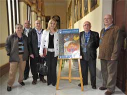La concejala posa con el cartel y representantes del carnaval. / SUR/