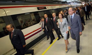 Gutiérrez y De la Torre, en la nueva estación del aeropuerto. :: EFE/