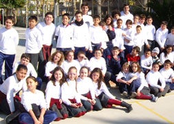 El tutor Enrique Sánchez, con sus alumnos./