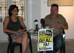 Portavoces de 'Democracia Real Ya' informaron esta mañana sobre sus nuevas actuaciones. :: V. Contreras/