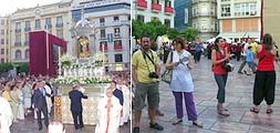 aA la izquierda, la procesión del Corpus a su paso por la plaza de la Constitución donde, a escasos metros, un grupo protagonizaba una pitada (derecha).:: Eduardo Nieto/