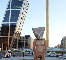 El artista malagueño Marc Montijano lleva su performance frente a la sede de Bankia