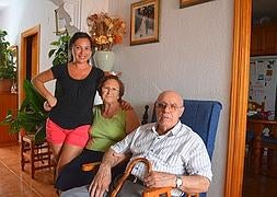 Antonio Fernández, con su mujer y la auxiliar a domicilio.:: Eugenio Cabezas/