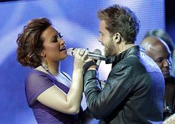 Pablo Alborán y Demi Lovato, en la gala del año pasado. / Agencias/