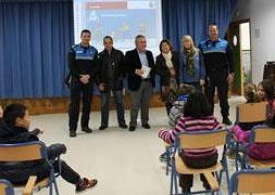 Una de las charlas dirigidas a los niños. / SUR/