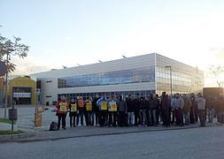 Manifestantes concentrados en uno de los accesos a la empresa.:: SUR/
