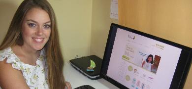 Lourdes García muestra la página de inicio de su web www.nutlu.com/