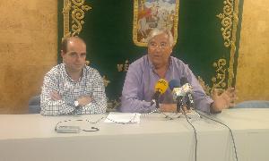 El secretario provincial del PA, Óscar Pérez, y el edil andalucista en Vélez, Marcelino Méndez,/