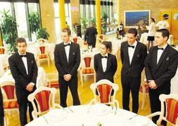 Alumnos de La Cónsula junto a una mesa del restaurante de esta escuela.:: Antonio Salas/