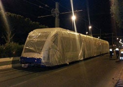 El tranvía, esta madrugada. / E. Cabezas/