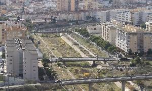 Ahora se cumple un año del fallo del concurso de ideas convocado para solucionar la integración del Guadalmedina en la ciudad. :: SUR/