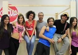 Rocío Madrid (tercera por la izquierda), posa con algunos de sus compañeros en el musical, durante una pausa en los ensayos. :: Marta Jara/