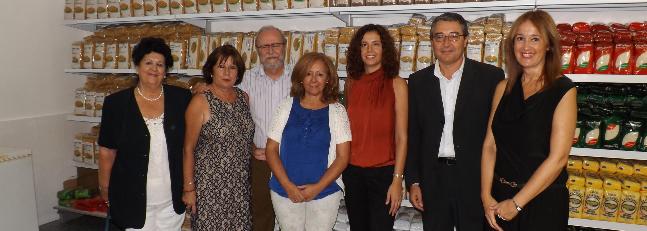 El alcalde y concejales, con los responsables del economato social. / E. CABEZAS/