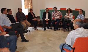 Miguel Ángel Heredia y Pilar Serrano, en el encuentro mantenido hoy con la asociaciones agrarias de la comarca/