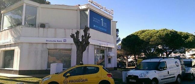 Imagen del exterior de la oficina donde se ha producido el robo. :: Esther Ramos/