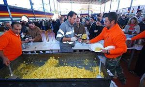 Vecinos de Totalán reparten platos de Chanfaina en una edición anterior de la fiesta.:: SUR/