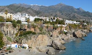Vista parcial de los acantilados desde el Balcón de Europa. / E. CABEZAS/