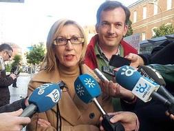 Rosa Díez y Martín de la Herrán atendiendo a los medios de comunicación. :: Yhasmina García/