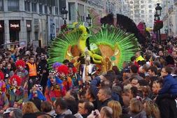 La calle Larios se quedó ayer pequeña durante el gran desfile del carnaval. :: Eduardo Nieto/