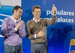 Juanma Moreno y Alberto Núñez Feijóo, ayer en Sevilla. :: Efe/