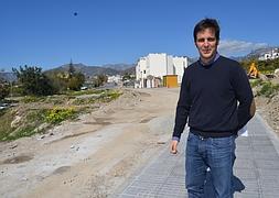El concejal de Infraestructura, Antonio García, junto al vial de acceso. :: E. Cabezas/
