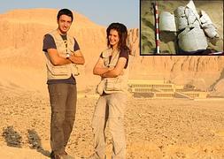 Los estudiantes de la UMA Daniel González y Verónica Robles. En el recuadro, columna con la inscrpición del farón Amen-Hotep IV. Instituto de Estudios del Antiguo Egipto/