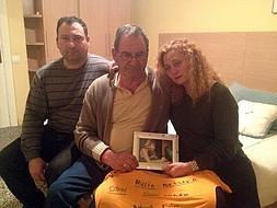 El padre de Ana, entre sus dos hijos, Antonio y Marian, sostiene una foto de la víctima. :: Galindo/